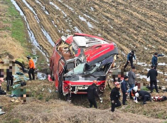 충북 음성군 원남면 통근버스 사고 현장. (사진=뉴시스)