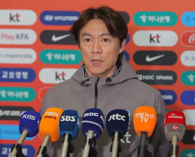 2026 북중미 월드컵을 앞두고 유럽에서 A매치 2연전을 치른 축구 국가대표팀 홍명보 감독이 2일 인천국제공항 제2여객터미널을 통해 귀국해 취재진 질문에 답변하고 있다. 사진=연합뉴스