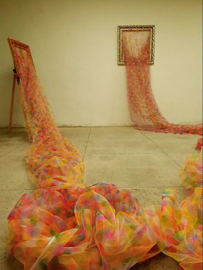 '무지개',망사천, 아크릴릭, 금/은색 수지 그림틀, 가변크기, 2026 (사진=부원희)