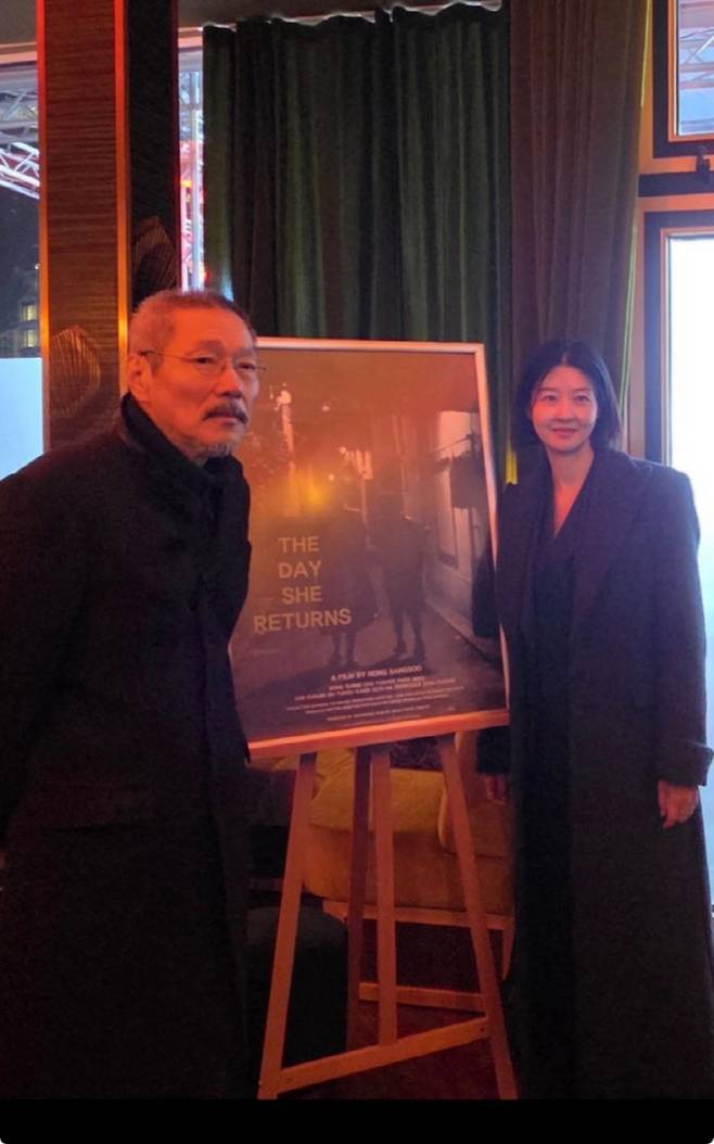 영화 '그녀가 돌아온 날' 상영 직전 해외포스터 앞에 서있는 홍상수 감독과 송선미 배우.(사진=영화제작전원사)