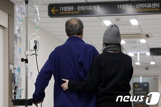 서울의 한 대형병원 완화의료병동에서 환자와 보호자가 복도를 오가고 있다. (뉴스1DB) ⓒ 뉴스1 민경석 기자