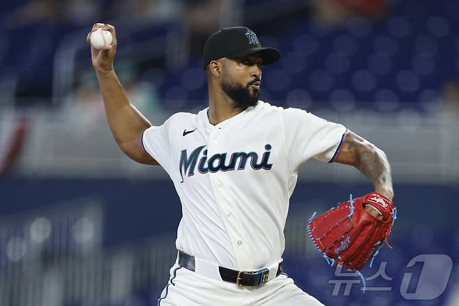 투구하는 알칸타라.ⓒ AFP=뉴스1