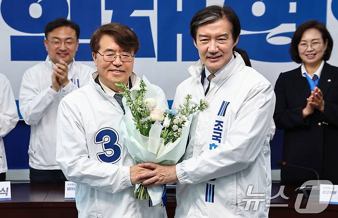 조국 조국혁신당 대표가 지난 3월 31일 서울 여의도 국회에서 열린 6.3 지방선거 혁신 인재 4호 영입식에서 영입 인재인 조안호 전 한국에너지재단 기획경영본부장과 기념촬영하고 있다. 2026.3.31 ⓒ 뉴스1 김도우 기자