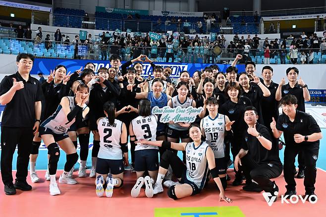 GS칼텍스 선수들이 1일 김천실내체육관에서 열린 2025-2026 V-리그 포스트시즌 여자 프로배구 챔피언 결정전 1차전 GS칼텍스와 한국도로공사의 경기에서 세트스코어 3-1(25-23 23-25 25-15 25-22)로 승리한 후 기뻐하고 있다. (KOVO 제공. 재판매 및 DB 금지) 2026.4.1 ⓒ 뉴스1