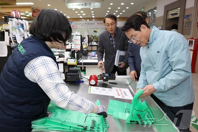 강진원 전남 강진군수가 종량제 봉투 판매 상황을 점검하고 있다.(강진원 제공, 재배포 및 DB 금지) ⓒ 뉴스1