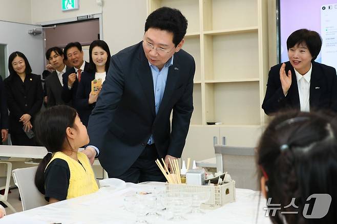 이상일 시장이 1일 개관한 '보정미르휴먼센터'에서 아이들과 인사를 나누고 있다.(용인시 제공)