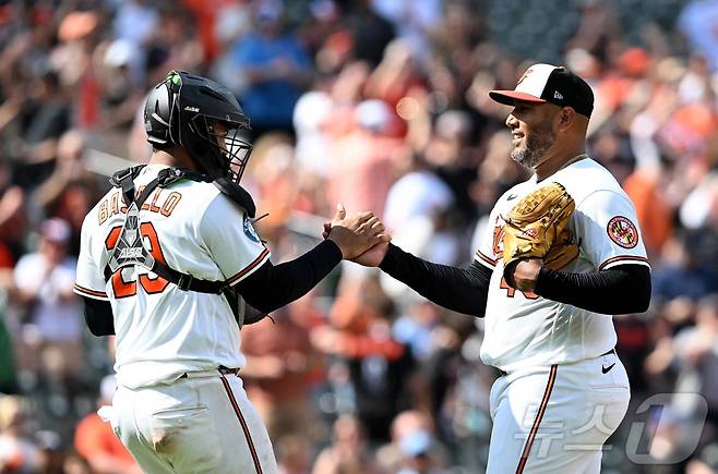 MLB 볼티모어 수아레즈(오른쪽)와 바살로는 리그 최초 ABS로 경기를 끝낸 선수가 됐다. ⓒ AFP=뉴스1