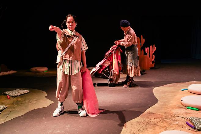 '어느날 납작해진 아이와 끝으로 달려가는 할머니' 공연 사진(한국문화예술위원회 제공)