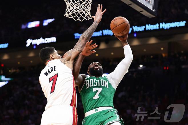 NBA 보스턴 브라운(오른쪽)이 2일(한국시간) 마이애미와 경기에서 슛을 시도하고 있다. ⓒ AFP=뉴스1