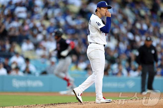 LA 다저스 투수 야마모토 요시노부가 2일(한국시간) 열린 2026 메이저리그 클리블랜드 가디언스와 홈 경기에서 3회초 가브리엘 아리아스에게 2점 홈런을 허용한 뒤 아쉬워하고 있다. ⓒ AFP=뉴스1