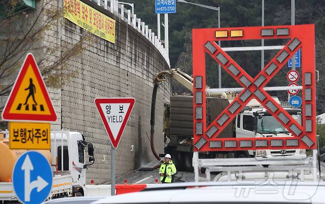 대전 천변도시고속화도로 원촌육교의 보강토 옹벽 긴급 보수·보강 공사로 차량 통행이 전면 통제된 가운데 31일 원촌육교 보수공사를 진행하고 있다.  2026.3.31 ⓒ 뉴스1 김기태 기자