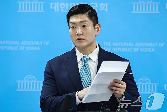 김재섭 국민의힘 의원이 지난달 31일 서울 여의도 소통관에서 정원오 더불어민주당 서울시장 예비후보 의혹 관련 기자회견 후 백브리핑을 하고 있다. 2026.3.31 ⓒ 뉴스1 김도우 기자
