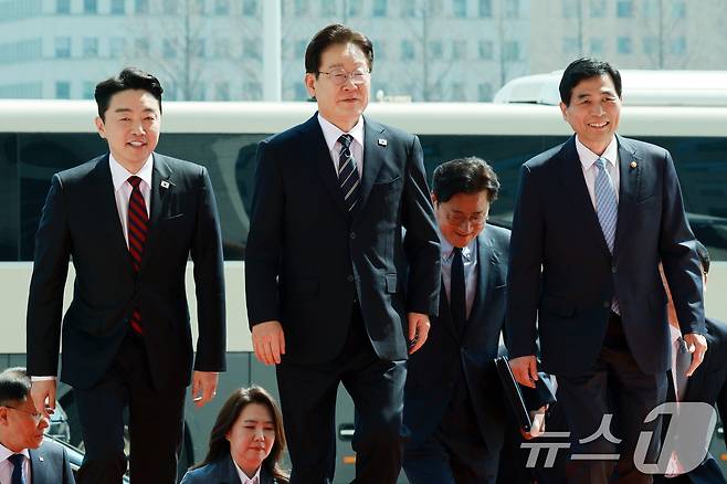 이재명 대통령이 2일 중동 사태 대응을 위한 추가경정예산(추경)안 시정연설을 하기 위해 서울 여의도 국회에 도착하고 있다. 2026.4.2 ⓒ 뉴스1 이재명 기자