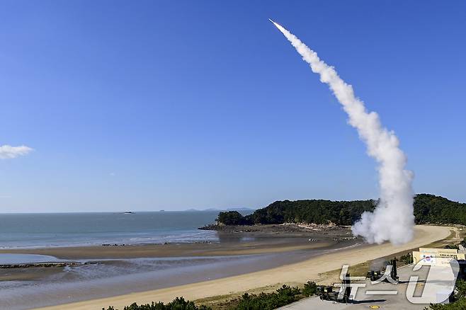 2024년 서해지역에서 열린 유도탄 요격 실사격 훈련에서 천궁-Ⅱ 지대공유도탄이 가상의 표적을 향해 발사되고 있다. (합동참모본부 제공) 2024.11.6 ⓒ 뉴스1