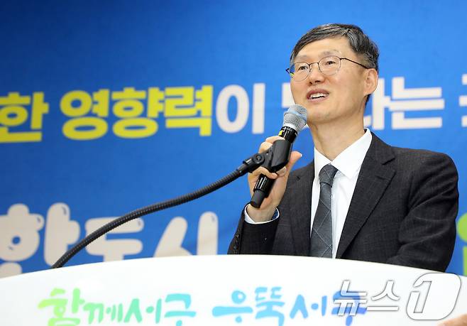 문형배 전 헌법재판관이 2일 오후 광주 서구청 들불홀에서 '호의에 대하여'를 주제로 강연하고 있다. 2026.4.2 ⓒ 뉴스1 이수민 기자