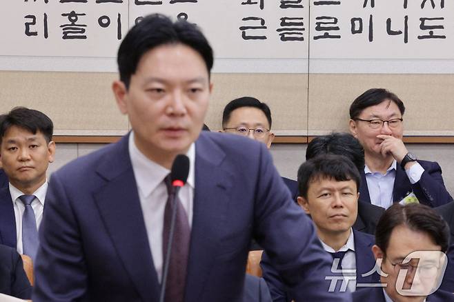 이화영 전 경기도 평화부지사가 지난해 10월 14일 서울 여의도 국회 법제사법위원회에서 열린 법무부 등에 대한 국정감사에서 자신의 대북 송금 사건을 수사했던 박상용 당시 법무연수원 교수의 답변을 듣고 있다. 2025.10.14 ⓒ 뉴스1 신웅수 기자