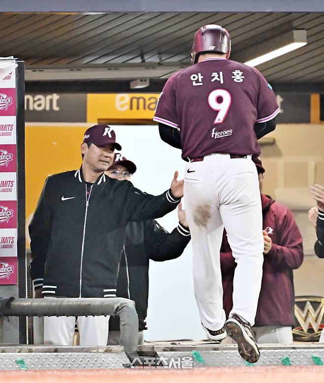 키움 설종진 감독(왼쪽)이 1일 문학구장에서 열린 2026 KBO리그 SSG와의 경기 5회초 2사 3루 상황에서 SSG 선발 타케다의 폭투에 홈으로 파고들어 득점한 안치홍과 하이파이브를 하고 있다. 문학 | 박진업 기자 upandup@sportsseoul.com