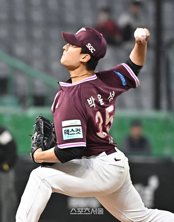 키움 박윤성이 1일 문학구장에서 열린 2026 KBO리그 SSG와의 경기 6회초 등판해 힘차게 공을 던지고 있다. 문학 | 박진업 기자 upandup@sportsseoul.com