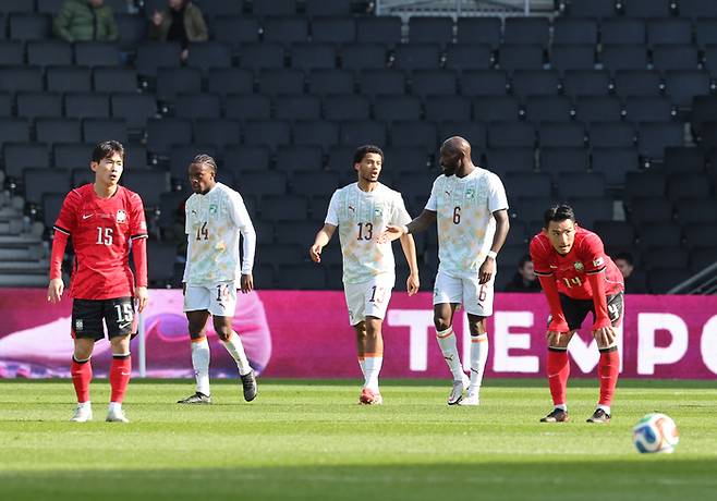 축구대표팀이 지난달 28일 영국 밀턴 케인즈 스타디움 MK에서 열린 코트디부아르와 평가전에서 첫 실점을 하고 아쉬워하고 있다. 이 경기는 선수의 태도 논란까지 불거졌다. 사진 | 밀턴 케인즈=연합뉴스