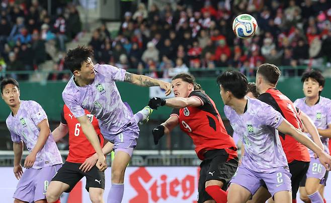 1일 오스트리아 빈 에른스트 하펠 스타디움에서 열린 한국 축구 국가대표팀과 오스트리아의 평가전에서 김민재가 오스트리아 문전에서 헤딩슛을 시도하고 있다. 사진 | 빈=연합뉴스