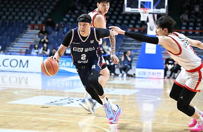 부산 KCC 최준용이 1일 부산 사직체육관에서 열린 2025~2026 LG전자 프로농구 정규리그 서울 SK전에서 드리블 하고 있다. 사진 | KBL