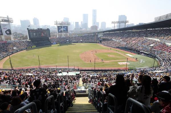 2026 신한 SOL KBO리그가 개막한 3월 28일 오후 서울 송파구 잠실야구장에서 열린 LG 트윈스와 KT 위즈의 경기를 찾은 만원 관중이 열띤 응원을 하고 있다. /사진=뉴시스