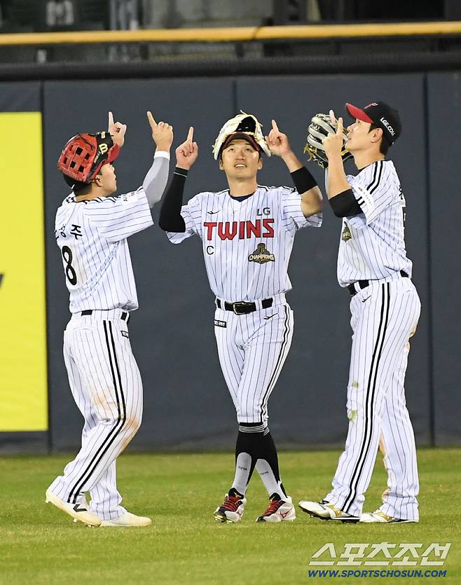 1일 잠실구장에서 열린 LG와 KIA의 경기. 연패를 끊고 시즌 첫 승을 신고한 LG 선수들이 기뻐하고 있다. 잠실=박재만 기자 pjm@sportschosun.com/2026.04.01/