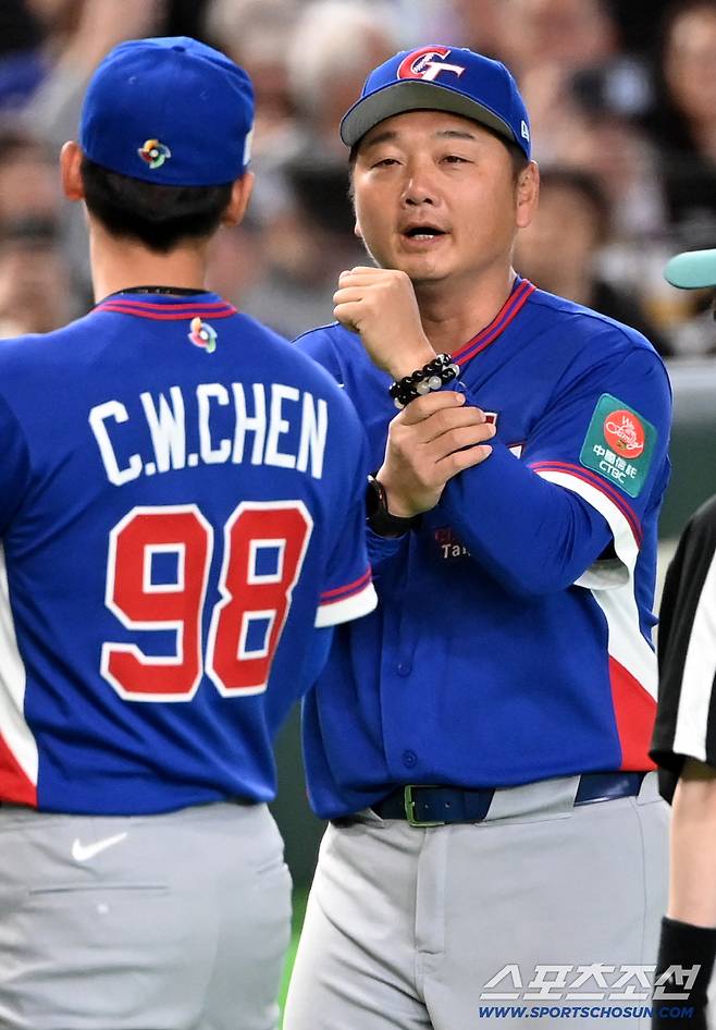 5일 일본 도쿄돔에서 열린 WBC(월드베이스볼클래식) 호주와 대만의 경기. 대만 정하오쥐 감독이 그라운드로 나서고 있다. 도쿄(일본)=허상욱 기자wook@sportschosun.com/2026.03.05/