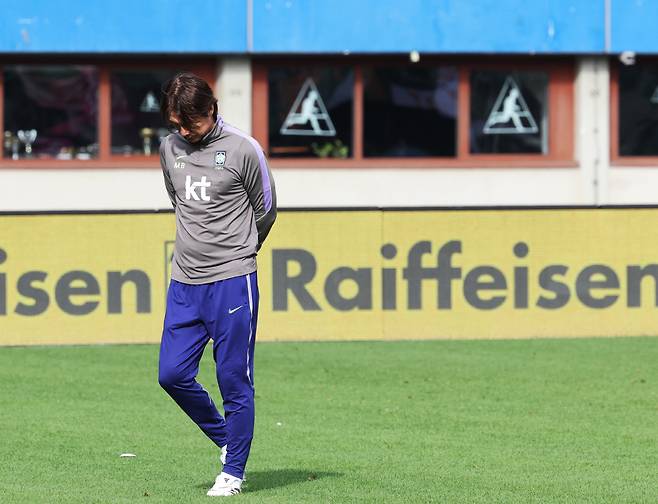 훈련지켜보는 홍명보 감독

    (빈[오스트리아]=연합뉴스) 최재구 기자 = 오스트리아전을 하루 앞둔 30일(현지시간) 축구 국가대표팀 홍명보 감독이 경기가 열릴 에른스트 하펠 스타디움에서 훈련을 지켜보며 생각에 잠겨 있다. 2026.3.30