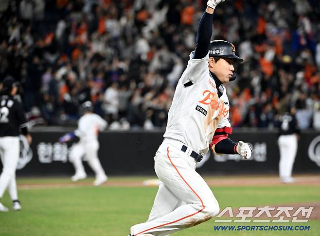 1일 대전한화생명볼파크에서 열린 KT와 한화의 경기. 8회말 2사 1,2루 한화 심우준이 동점 3점홈런을 치고 환호하고 있다. 대전=허상욱 기자wook@sportschosun.com/2026.04.01/