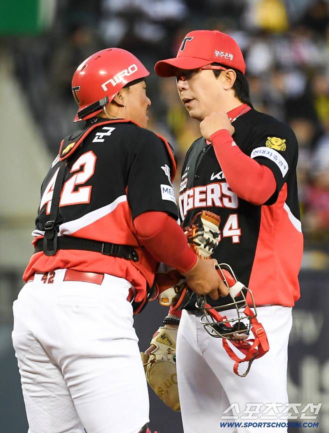 1일 잠실구장에서 열린 LG와 KIA의 경기. KIA 김태군, 양현종이 대화를 나누고 있다. 잠실=박재만 기자 pjm@sportschosun.com/2026.04.01/