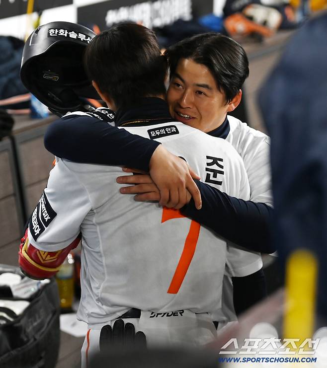 1일 대전한화생명볼파크에서 열린 KT와 한화의 경기. 8회말 2사 1,2루 한화 심우준이 동점 3점홈런을 치고 노시환과 기뻐하고 있다. 대전=허상욱 기자wook@sportschosun.com/2026.04.01/