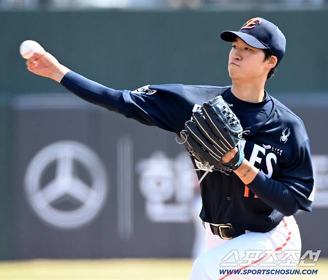 21일 부산 사직야구장에서 열린 한화와 롯데의 시범경기. 한화 선발투수 엄상백이 역투하고 있다. 부산=허상욱 기자wook@sportschosun.com/2026.03.21/