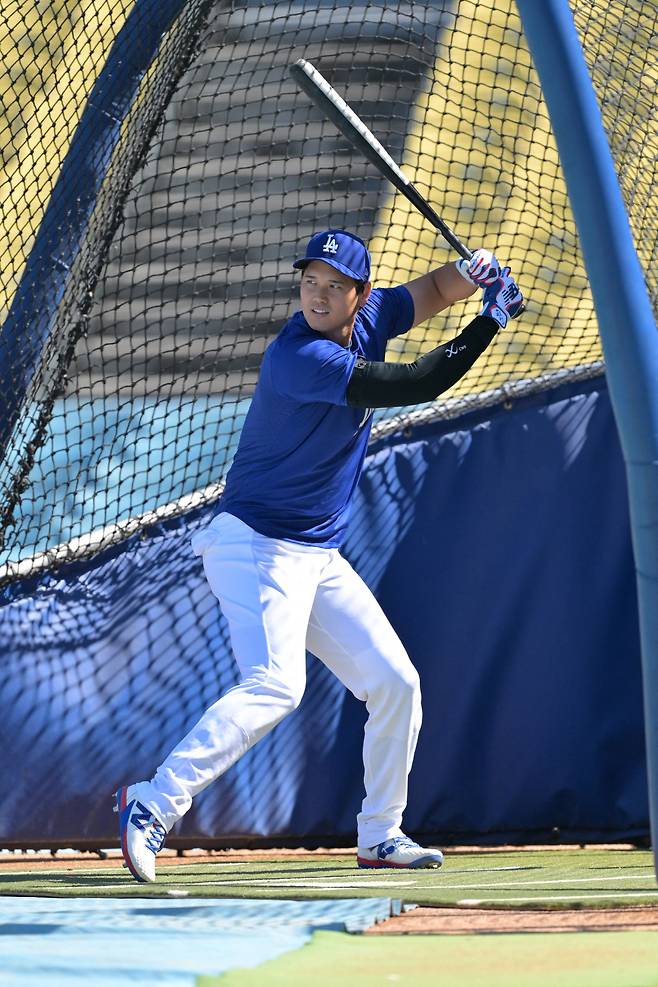 Apr 1, 2026; Los Angeles, California, USA;  Los Angeles Dodgers two-way player Shohei Ohtani (17) takes live batting practice prior to the game against the Cleveland Guardians at Dodger Stadium. AP연합뉴스