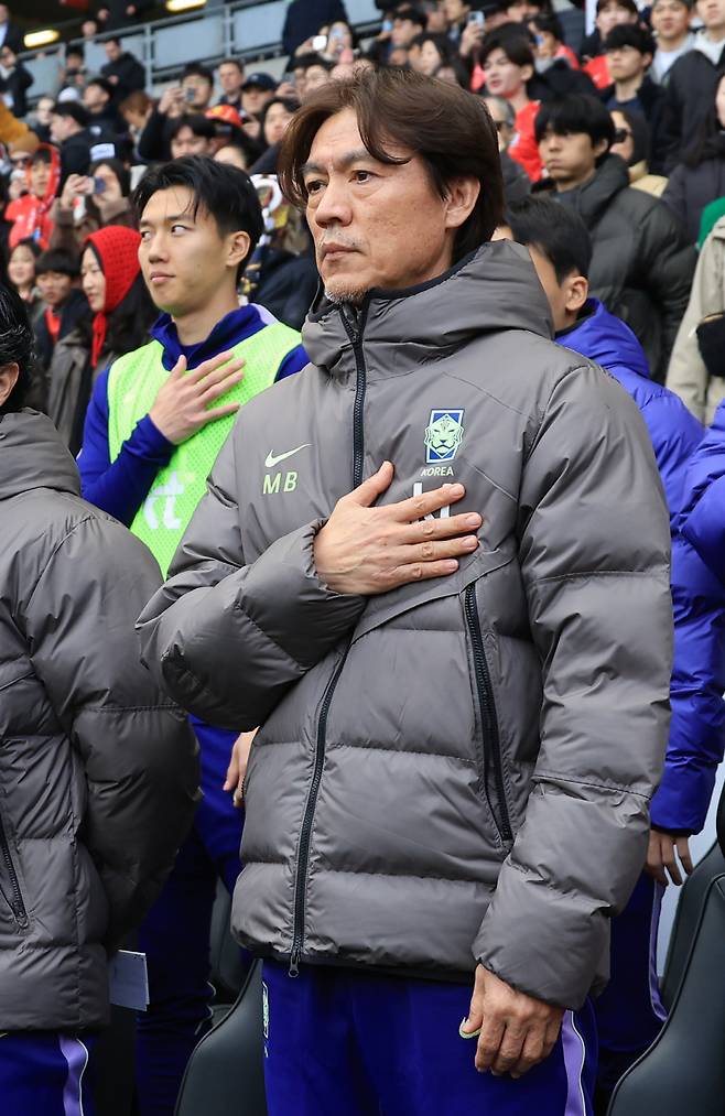 국기에 경례하는 홍명보 감독

    (밀턴킨스[영국]=연합뉴스) 최재구 기자 = 한국축구국가대표팀 홍명보 감독이 28일(현지시간) 영국 밀턴킨스 스타디움 MK에서 열린 코트디부아르와 평가전에서 국기에 경례하고 있다. 2026.3.29

    jjaeck9@yna.co.kr

(끝)





<저작권자(c) 연합뉴스, 무단 전재-재배포, AI 학습 및 활용 금지>