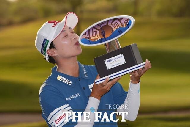 김효주가 포드챔피언십에서 우승, 2주 연속 우승과 2연패를 동시에 달성한 뒤 우승 트로피에 입을 맞추고 있다./AP.뉴시스