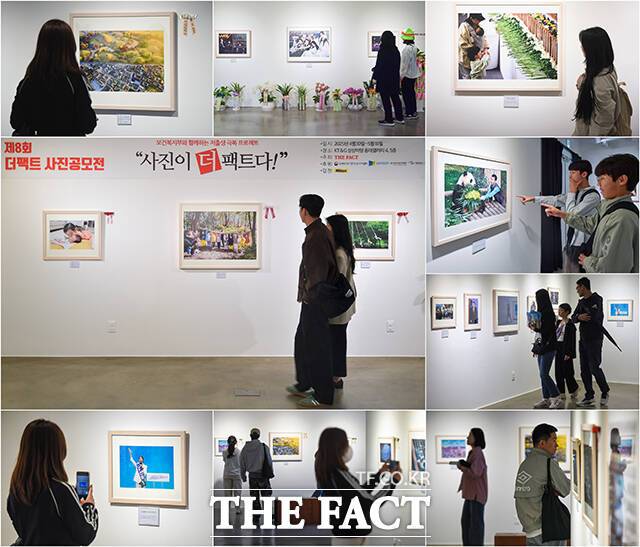 지난해 5월 서울 마포구 KT&G 상상마당 홍대 갤러리에서 개최된 제8회 더팩트 사진 공모전 '사진이 '더' 팩트다!' 전시를 감상하는 시민들의 모습.