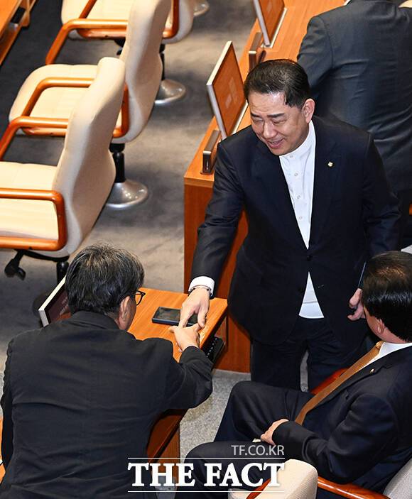 김병기 무소속 의원이 2일 오후 서울 여의도 국회에서 열린 본회의에 참석해 이춘석 무소속 의원(왼쪽)과 인사를 하고 있다. /국회=배정한 기자