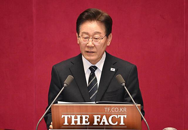 이재명 대통령이 2일 서울 여의도 국회 본회의장에서 중동 사태 대응 등을 위한 추가경정예산안에 대한 시정연설을 하고 있다. /국회=배정한 기자