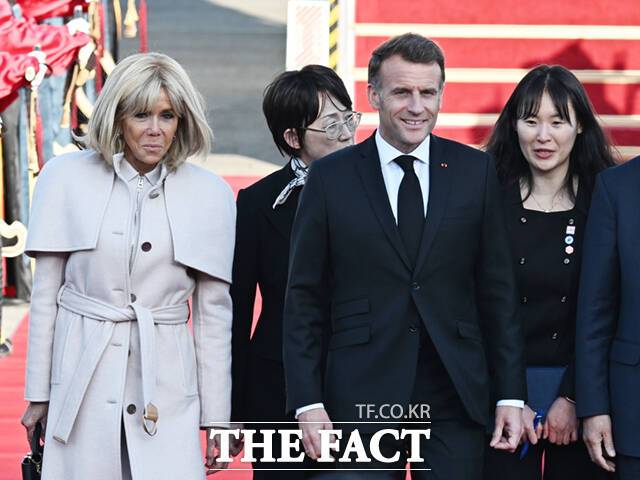 에마뉘엘 마크롱 프랑스 대통령 부부가 2일 오후 경기 성남시 서울공항에 도착해 권오을 국가보훈부 장관의 영접을 받고 있다. /서울공항=이새롬 기자