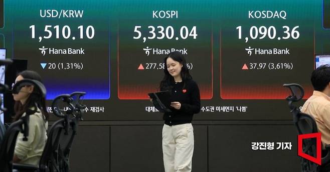 코스피 지수가 종전 기대감에 5%대 급등 출발하며 장 초반 매수사이드카가 발동한 1일 서울 중구 하나은행 본점 딜링룸 전광판에 국내증시 현황이 표시돼 있다. 강진형 기자