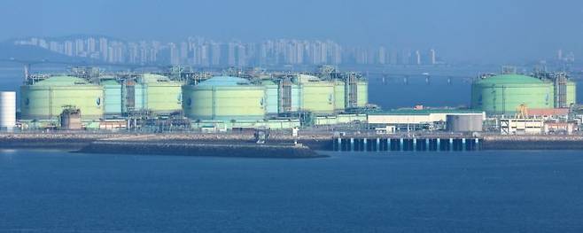 지난달 4일 국내 최대 규모의 액화천연가스(LNG) 저장능력을 갖추고 있는 인천 연수구 송도 한국가스공사 인천생산기지 내 LNG 저장탱크 모습. 연합뉴스
