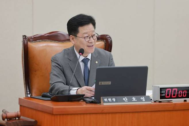 (서울=연합뉴스) 신현우 기자 = 2일 국회에서 열린 기후에너지환경노동위원회 전체회의에서 위원장인 더불어민주당 안호영 의원이 사임 인사를 하고 있다. 2026.4.2    nowwego@yna.co.kr(끝)