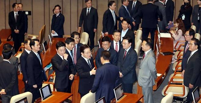 이재명 대통령이 2일 국회 본회의장에서 2026년도 제1회 추가경정예산안에 대한 시정연설을 마친 뒤 국민의힘 의원들과 인사하고 있다. 연합뉴스