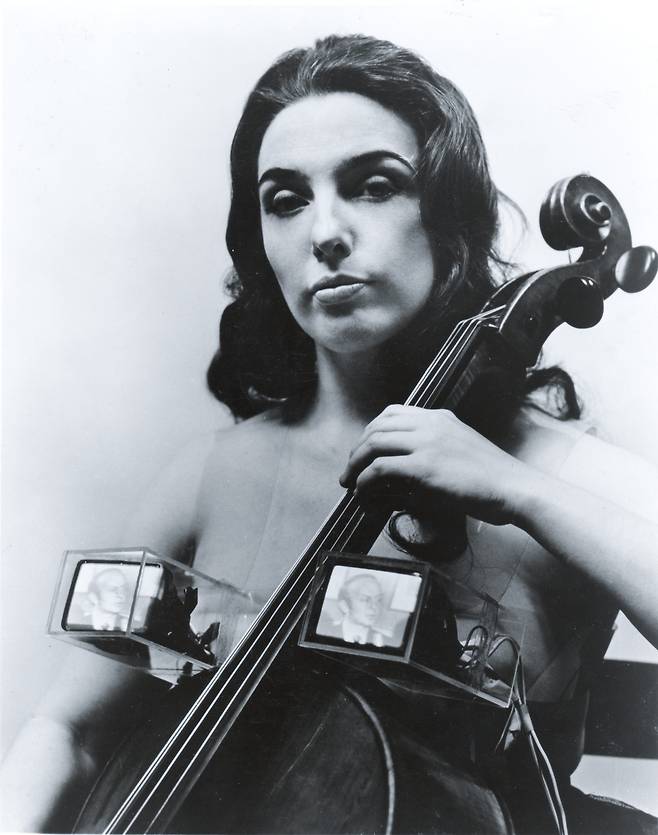 첼리스트 샬롯 무어만이 1969년 ‘살아있는 조각을 위한 TV 브라’를 착용하고 연주하는 모습. /백남준 에스테이트·가고시안