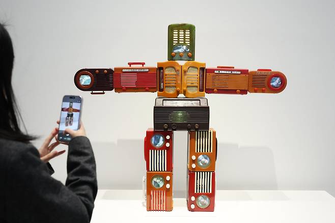 빈티지 라디오로 구성된 ‘베이클라이트 로봇’(2003). /연합뉴스