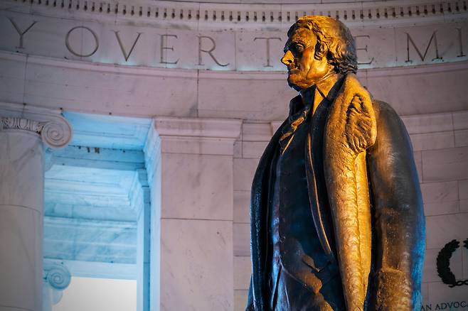 미국 워싱턴 DC에 있는 제퍼슨 기념관 내부에 세워진 토머스 제퍼슨 동상. 동상 뒤편으로는 “인간의 정신에 대한 모든 형태의 전제 정치에 대해 영원한 적대감을 맹세한다”며 민주주의 수호를 강조한 그의 문구가 새겨져 있다. /게티이미지뱅크