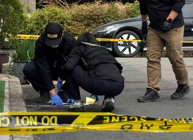 지난달 27일 오전 11시 36분께 창원시 성산구 한 아파트 인근 주차장에서 발생한 흉기 난동 현장. /연합뉴스