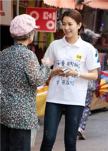 2014년 5월 27일 아버지 김부겸 대구시장 후보 유세 현장에서 선거홍보물을 나눠주고 있는 윤세인씨./ 연합뉴스