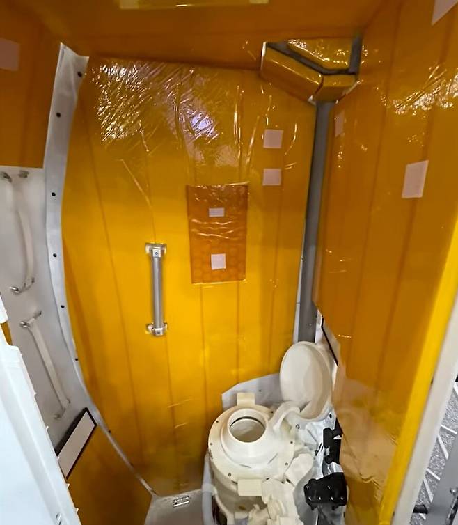 아르테미스 2호에 설치된 우주 화장실./유튜브 캡쳐